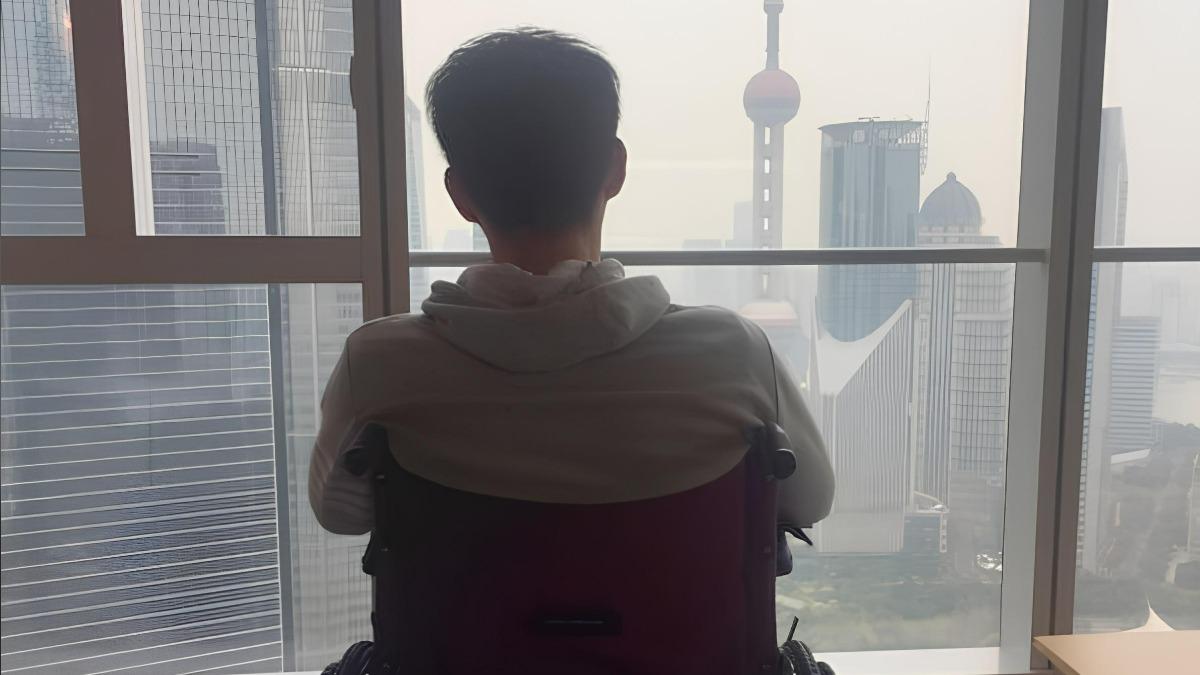 李程彬驚傳「神經受損」!當場被刺穿 靠輪椅代步度日