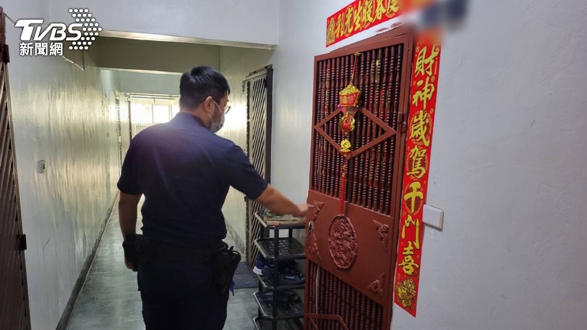 快訊/陳屍多日「沒人發現」鄰居聞異味 警破門見他倒臥沙發