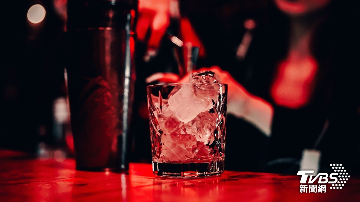 參加公司飲酒聚會之所以令人難受，是因為過於在意「活躍氣氛」。但你可以選擇用自己的方式「享受」這個過程。 (圖／達志影像Shutterstock)