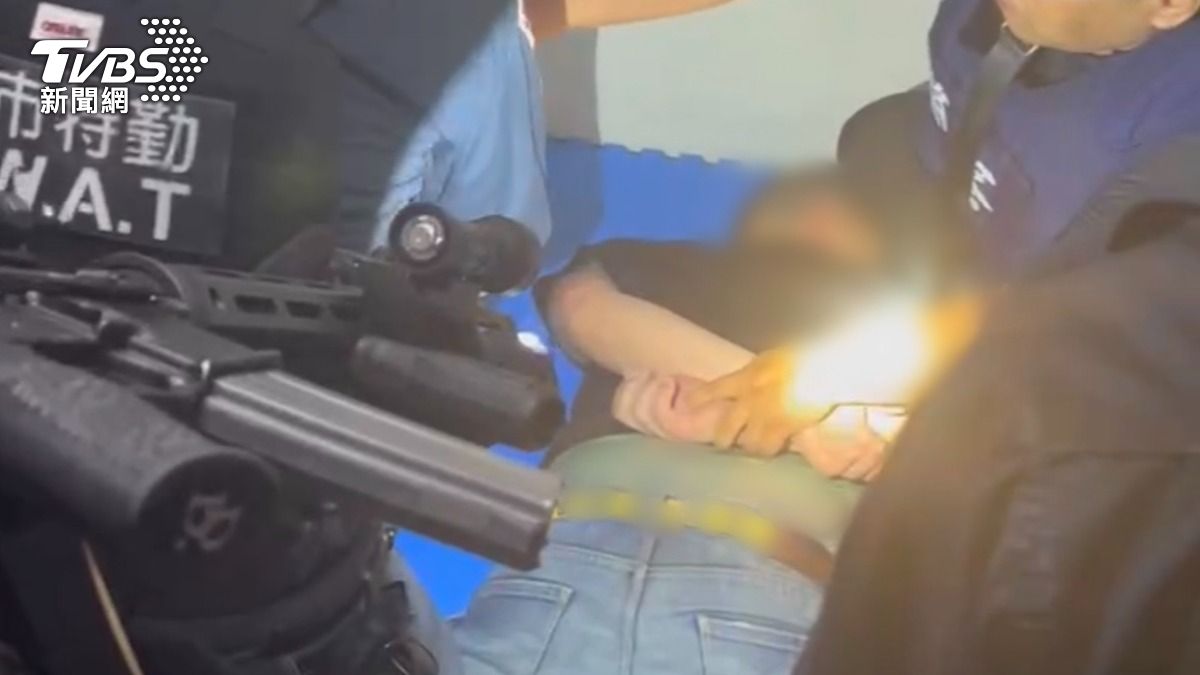 警方於12小時內破案，成功將開槍的2男逮捕。（圖／TVBS）