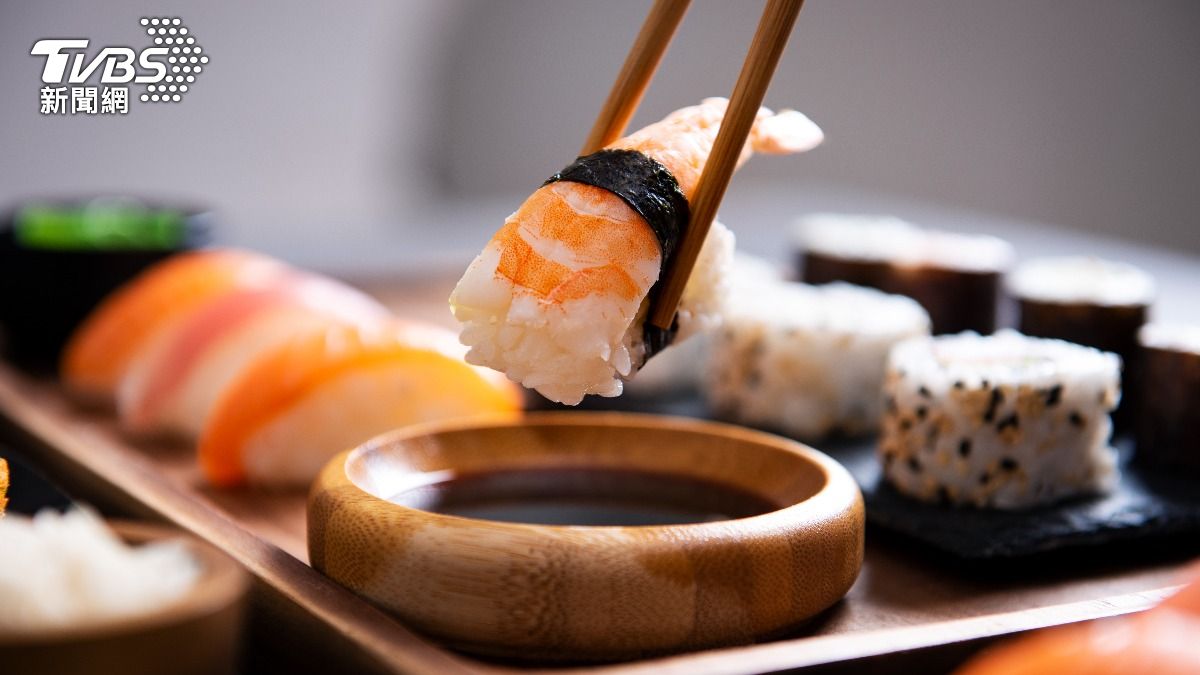 把壽司配料的尖端沾上少許醬油即可。(示意圖/達志影像Shutterstock)
