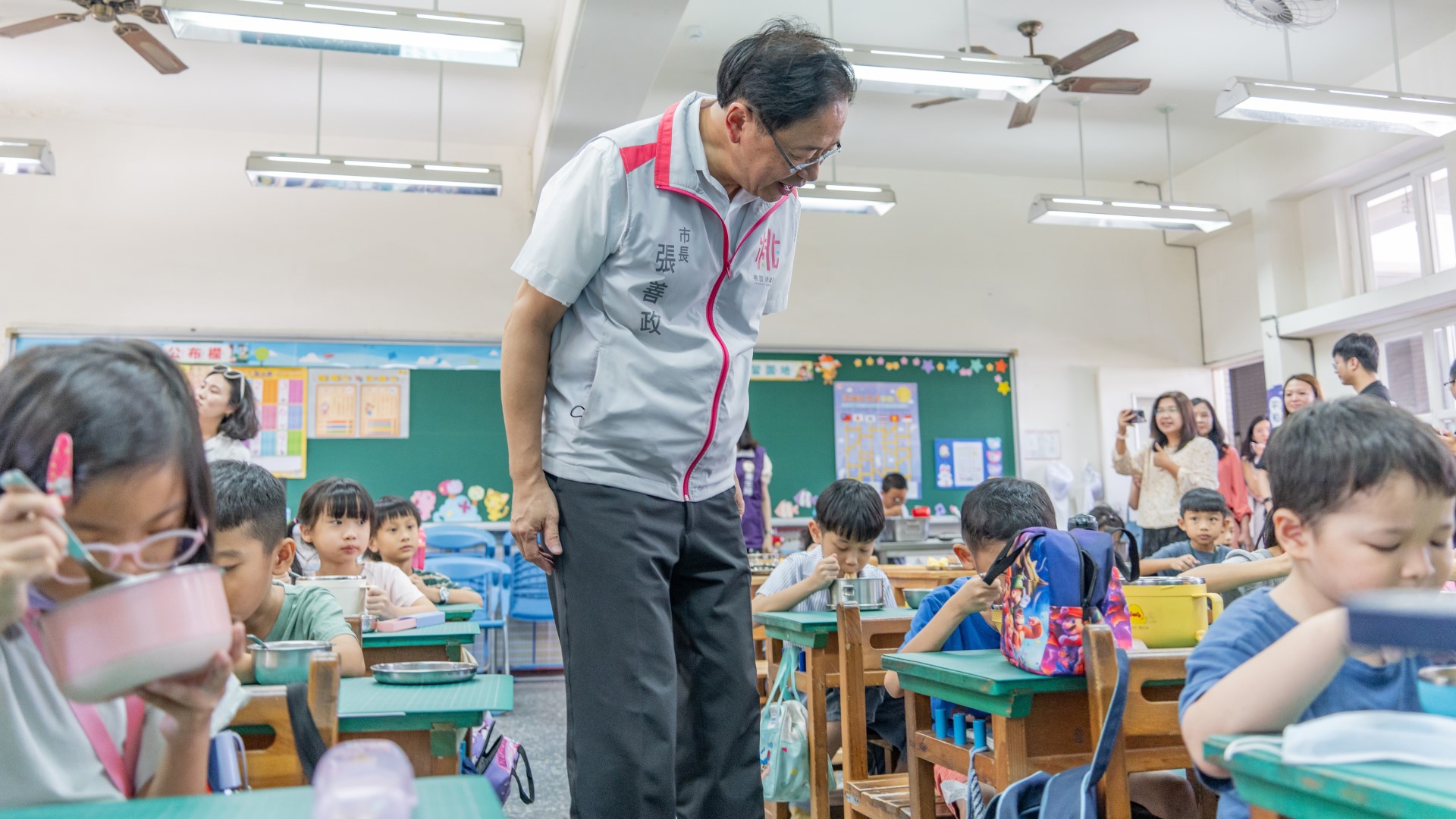 ▲因應113學年度開學,張善政市長至中壢區中原國小視察,走進教室與學生一起共進午餐。(來源:桃園市政府)