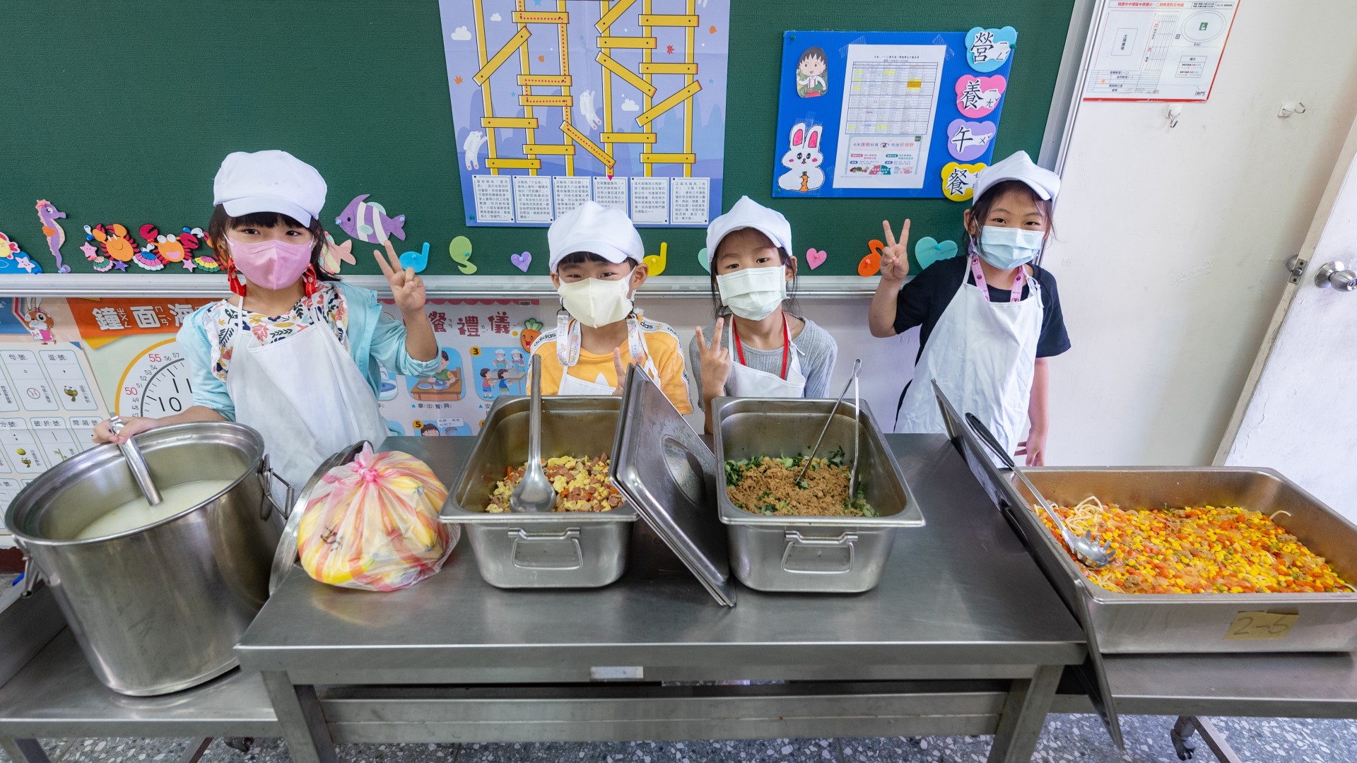▲桃園市政府自去(112)年2月起實施「公私立國中小學生免費營養午餐政策」已滿一年半,廣受學童與家長肯定。(來源:桃園市政府)