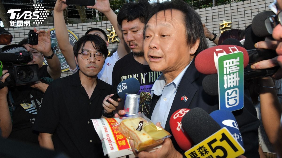 王世堅特別帶「雞鴨便當」(羈押)跟「起酥蛋糕」(起訴)到看守所給柯文哲,但最後撲空。(圖/胡瑞麒攝