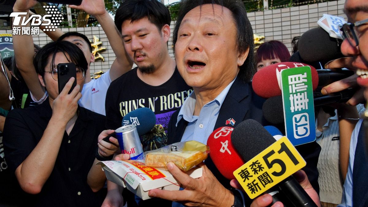 王世堅特別帶「雞鴨便當」(羈押)跟「起酥蛋糕」(起訴)到看守所給柯文哲,但最後撲空。(圖/胡瑞麒攝