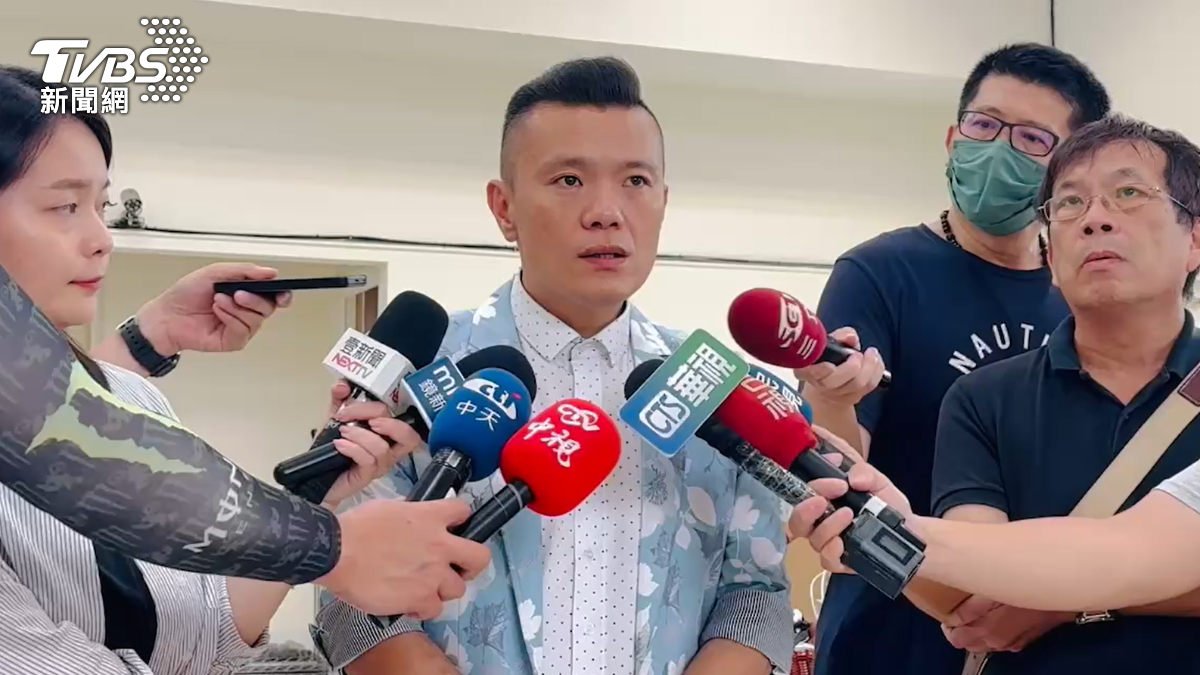 台中小草站出來!包遊覽車聲援阿北 喊話藍營一起來