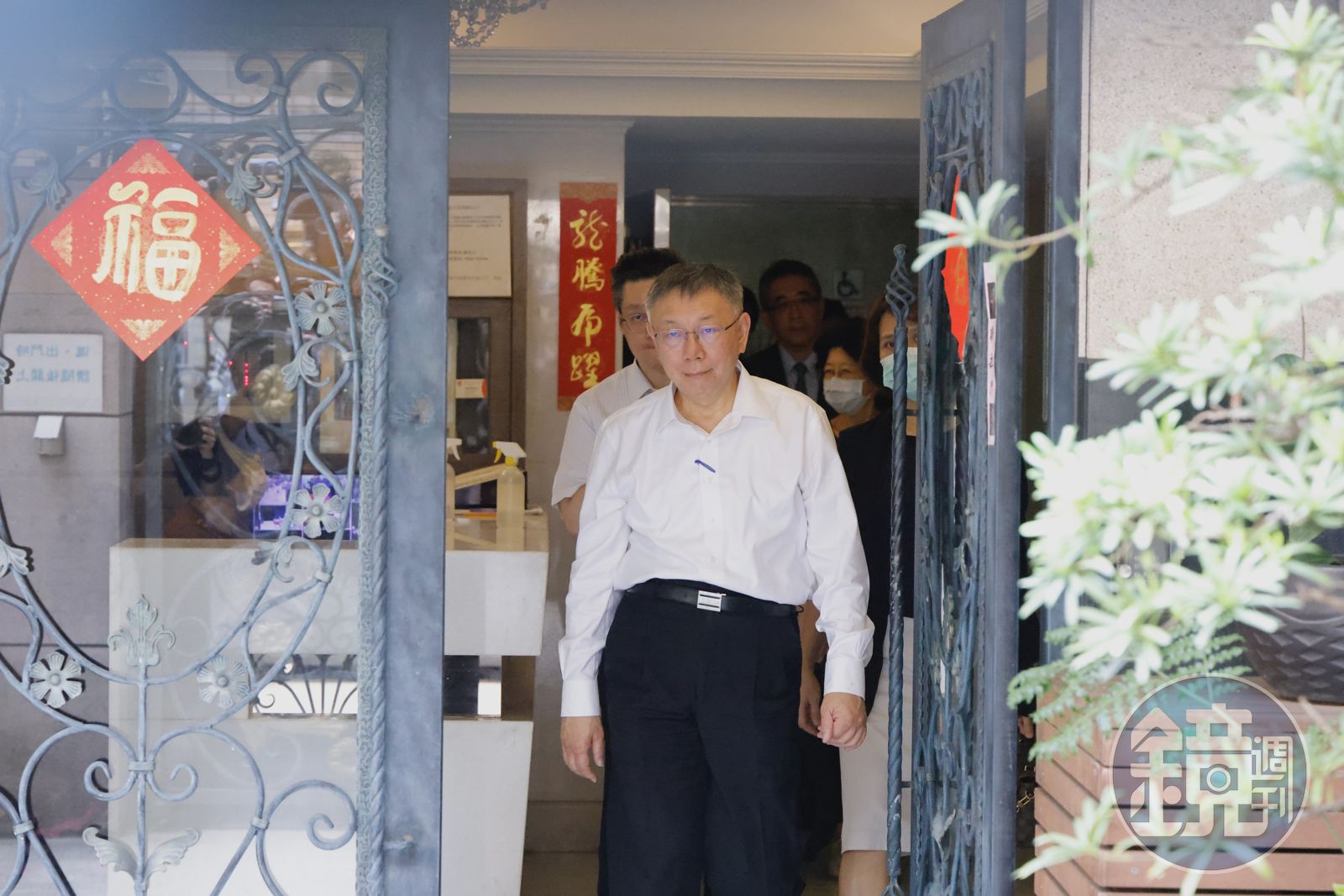 柯文哲遭查扣的工作電磁紀錄中,記錄111年11月1日,他收受同案在押被告沈慶京1,500萬元,與京華城改建建照執照核發時點相吻合。(圖/鏡週刊)