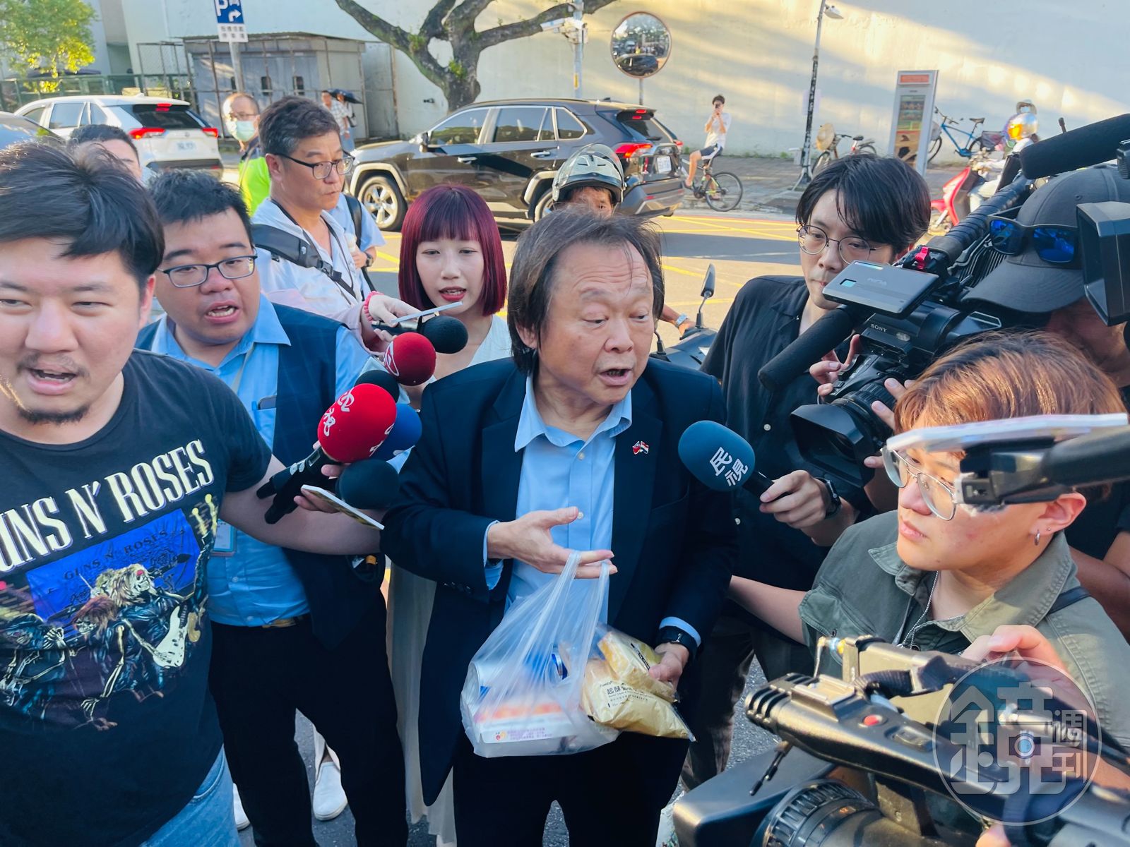 民進黨立委王世堅今要送會客菜給柯,但被退貨。(圖/鏡週刊)