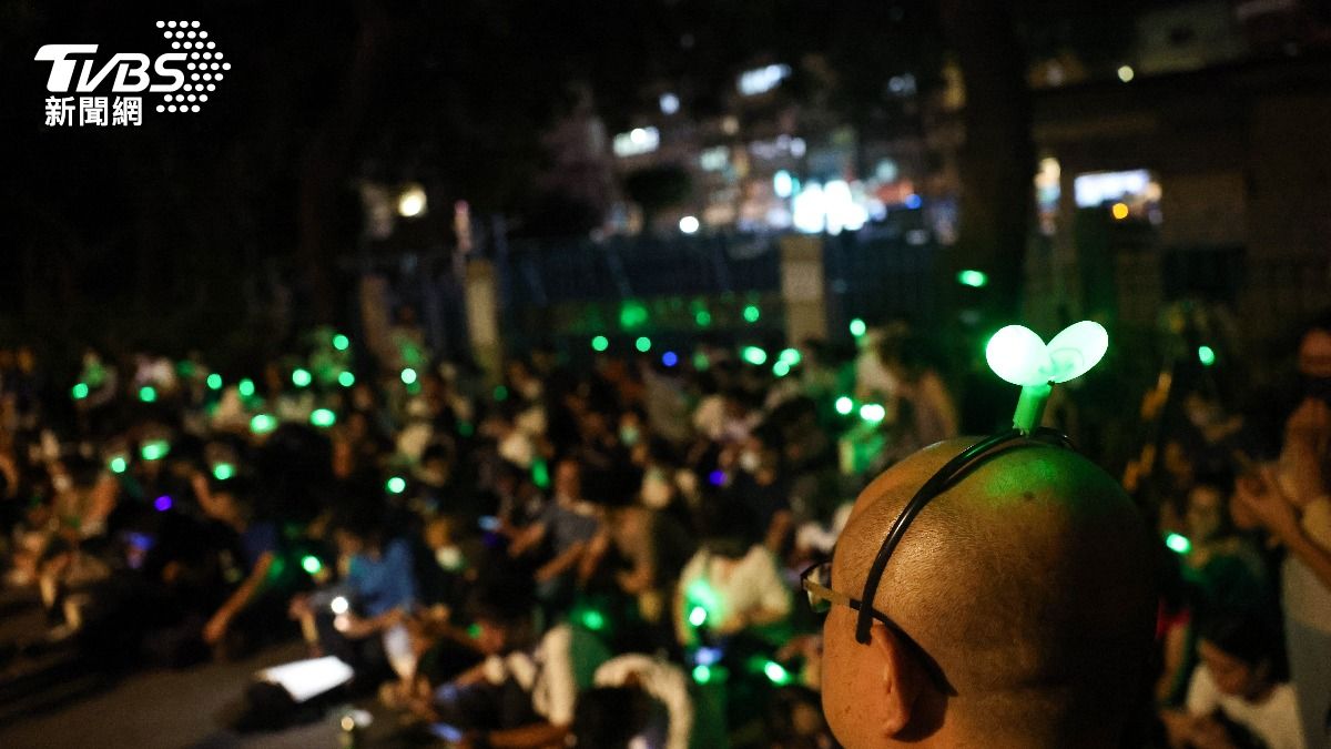 說好寧靜革命!小草看守所外「與媒體爆衝突」擋鏡頭火大對罵