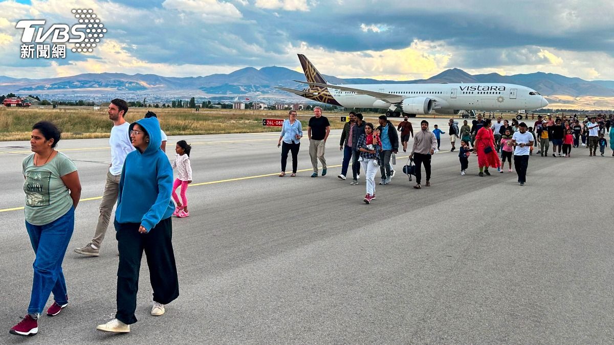 廁所紙條寫「機上有炸彈」!印度客機緊急降落土耳其 247人撤離
