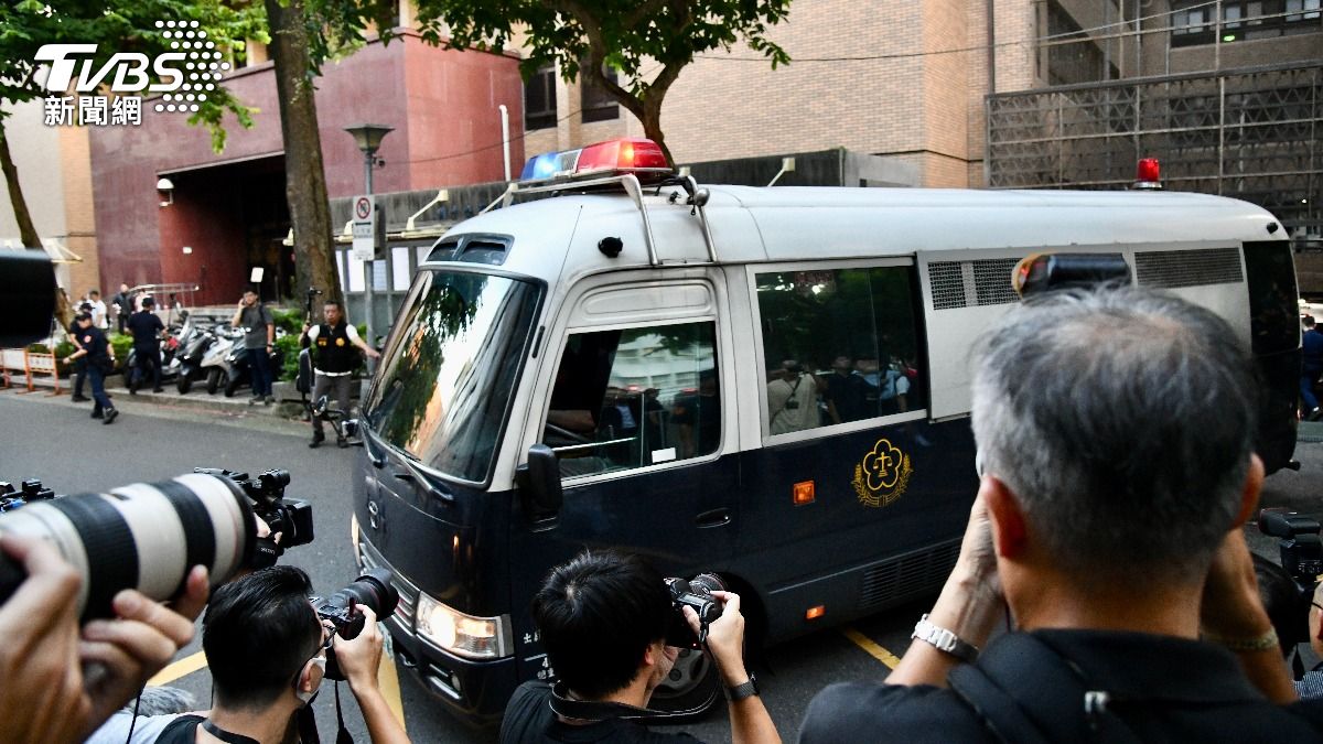 柯文哲在被北院裁定羈押後,移送至土城台北看守所。(圖/胡瑞麒攝)