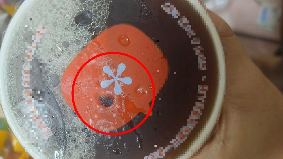 外送飲料「封膜被戳洞」!破口驚貼膠帶 她取餐一看嚇到不敢喝