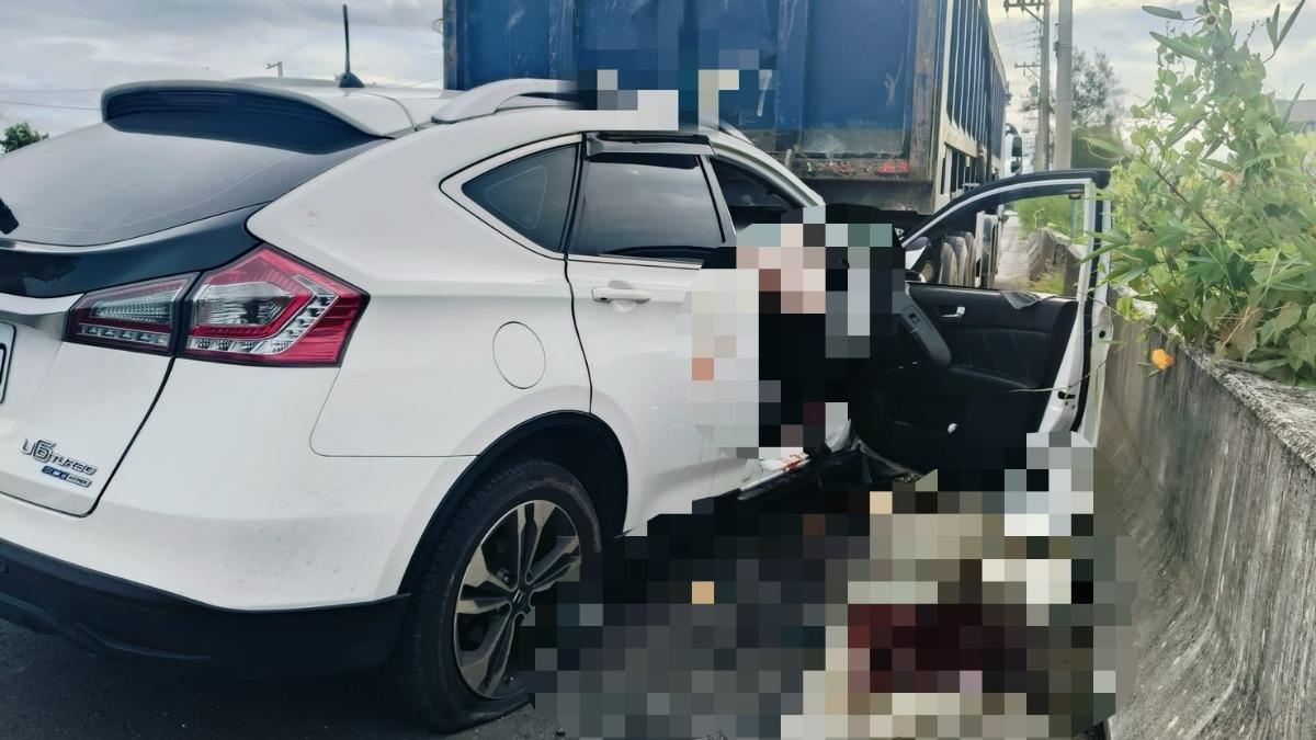 休旅車插進砂石車，安全氣囊全爆開。（圖／翻攝自東石之美臉書）