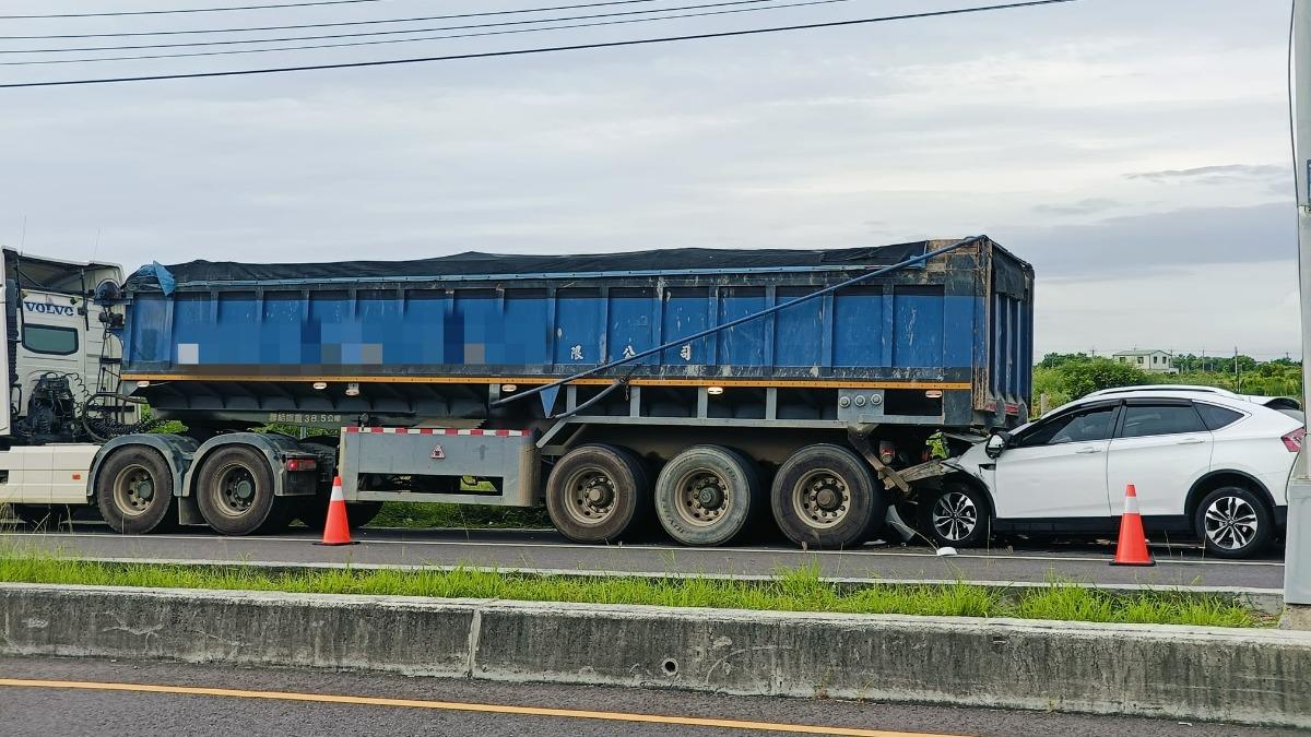 快訊/嘉義東石重大車禍!休旅車插進砂石車「滿地血」1死1重傷