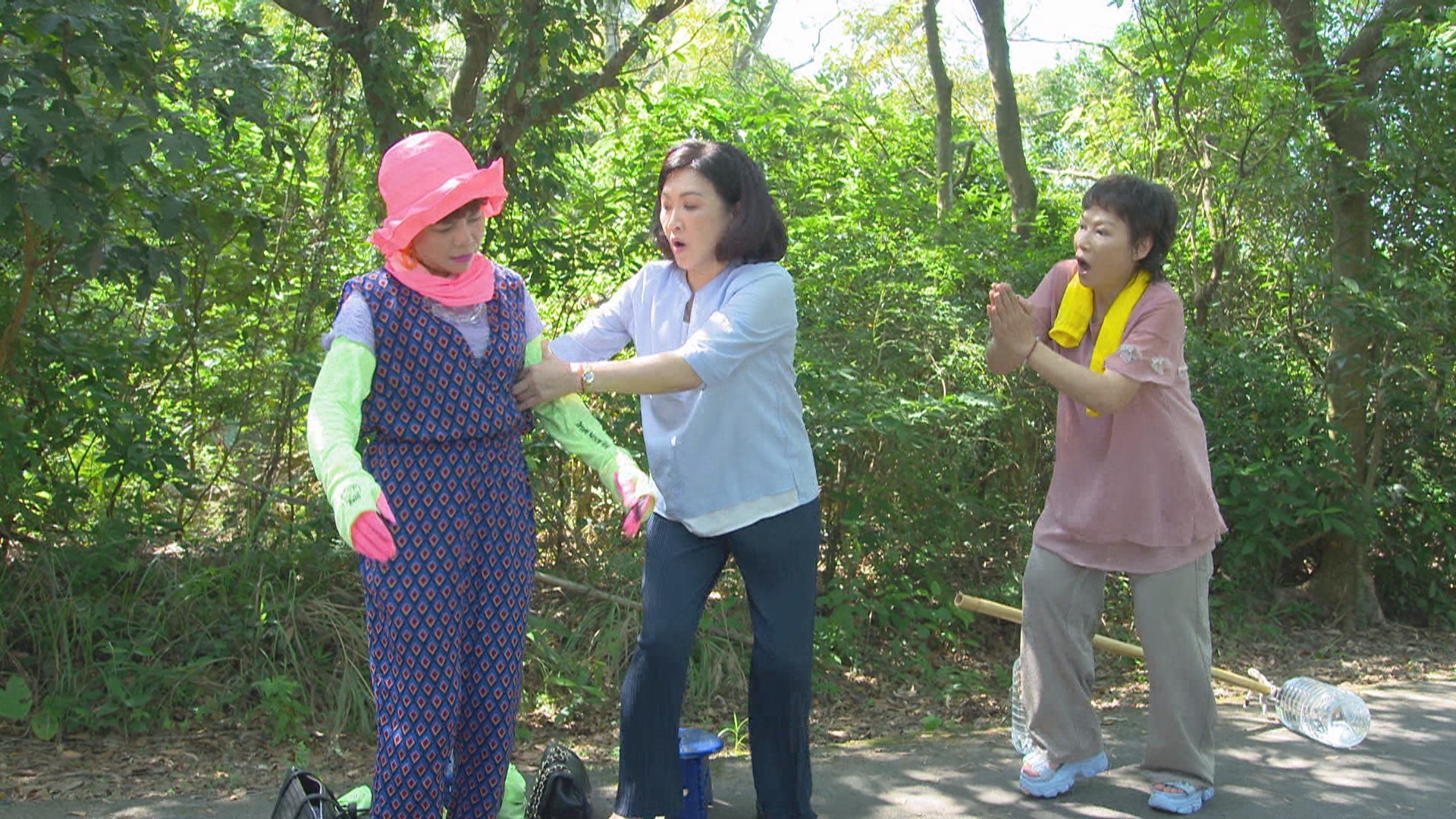左起錦雯、姚黛瑋、楊瓊華劇中互動逗趣。(圖/民視提供)