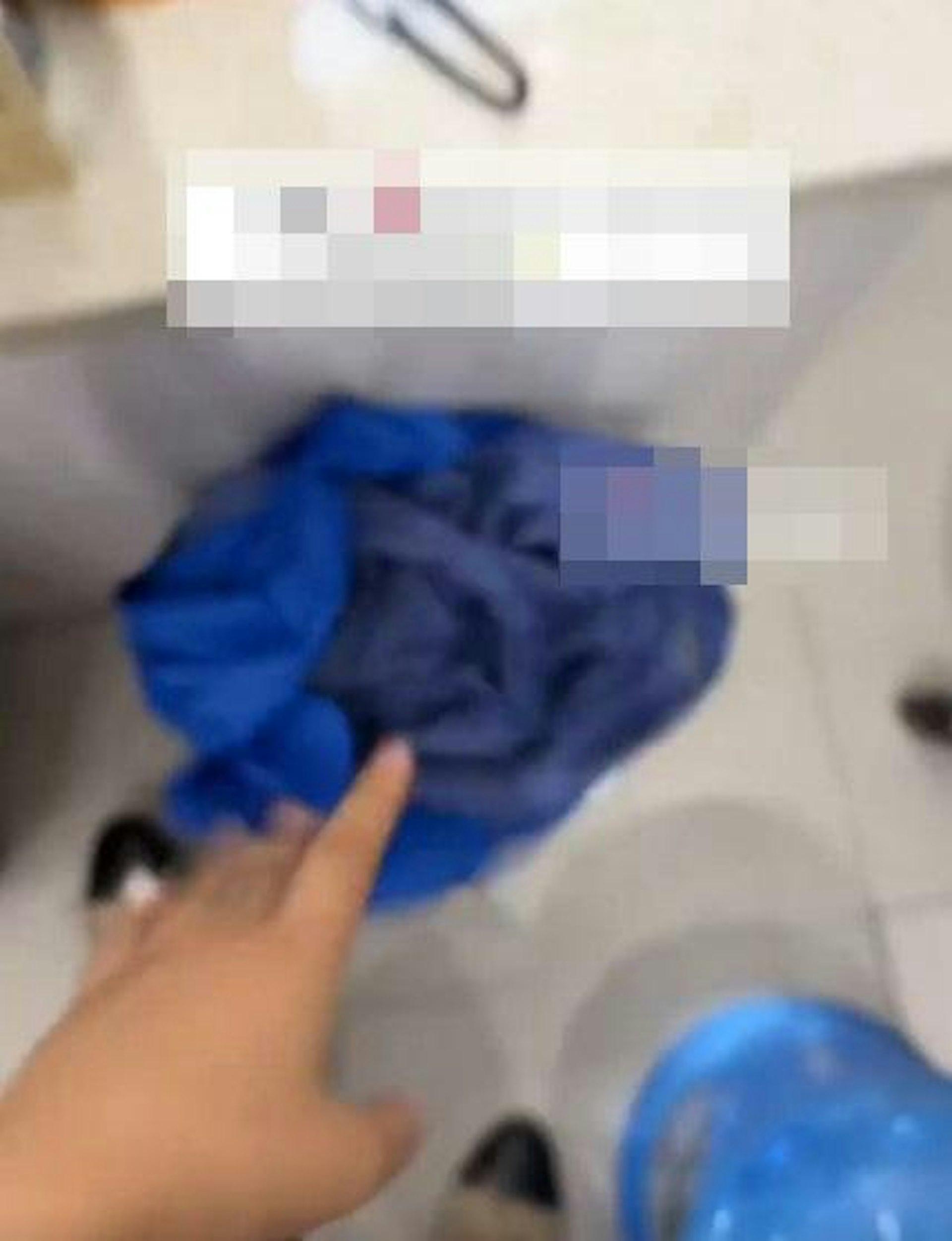 店家事後把短褲丟掉，並對涉事的客人放話：以後別再來我們店試衣服。（圖／翻攝自微博）