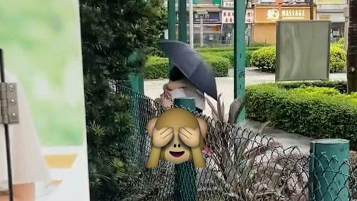 公園上演活春宮!陸男女颱風中「撐傘激戰」 網嘲:沒羽毛球打了