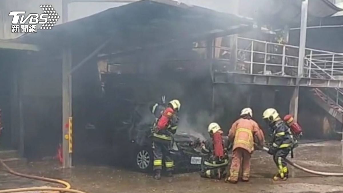 快訊/新北工廠汽車火警! 大門前轎車起火險延燒