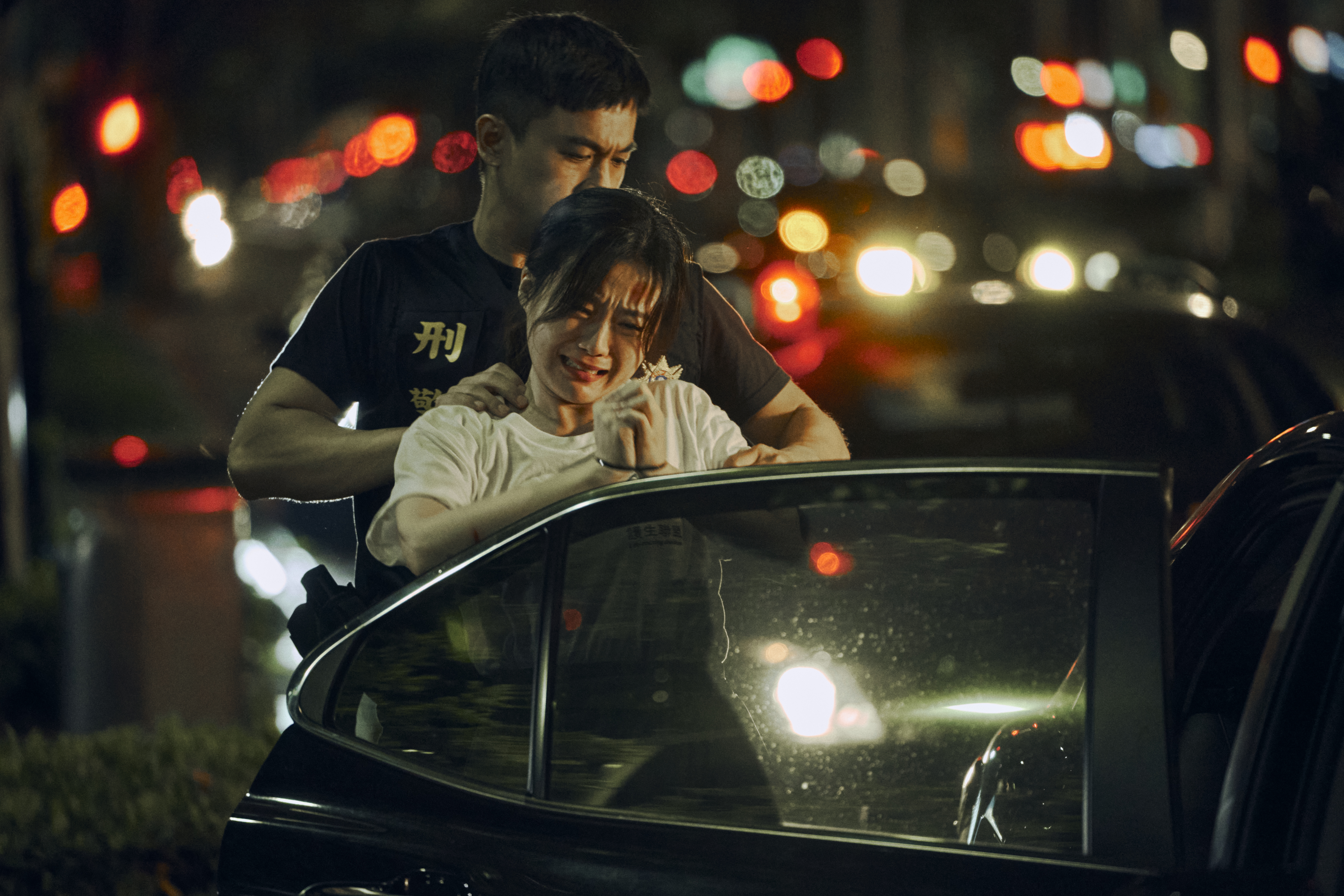 楊小黎被粗暴上銬帶上警車。(圖/公視台語台、華視)