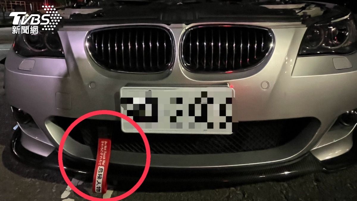 掛有「危險人物」吊牌銀灰色BMW，分貝超標遭罰。（圖／TVBS）