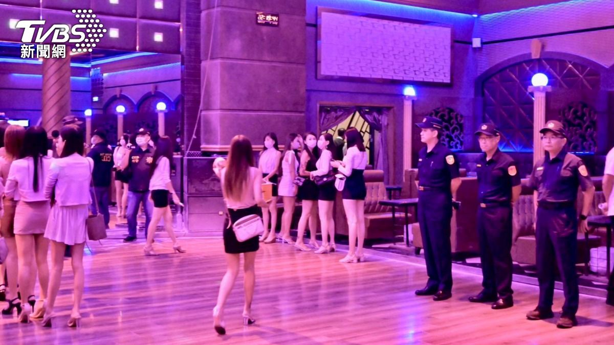 台南舞廳開槍!警方封城3天大掃蕩 小姐露火辣美腿排排站