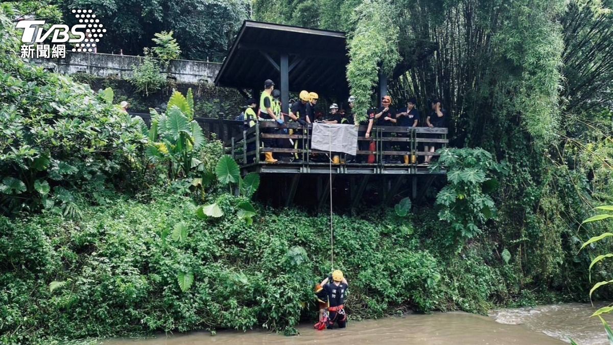 驚險30分鐘！新北土城7旬翁受困溪流　警消吊掛救援