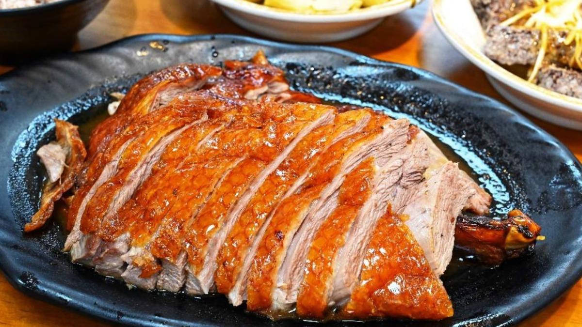 「黃金燒鵝」（490元，1/4隻）外皮的完美色澤光看就讓人流口水！（圖／糖糖's 享食生活提供）