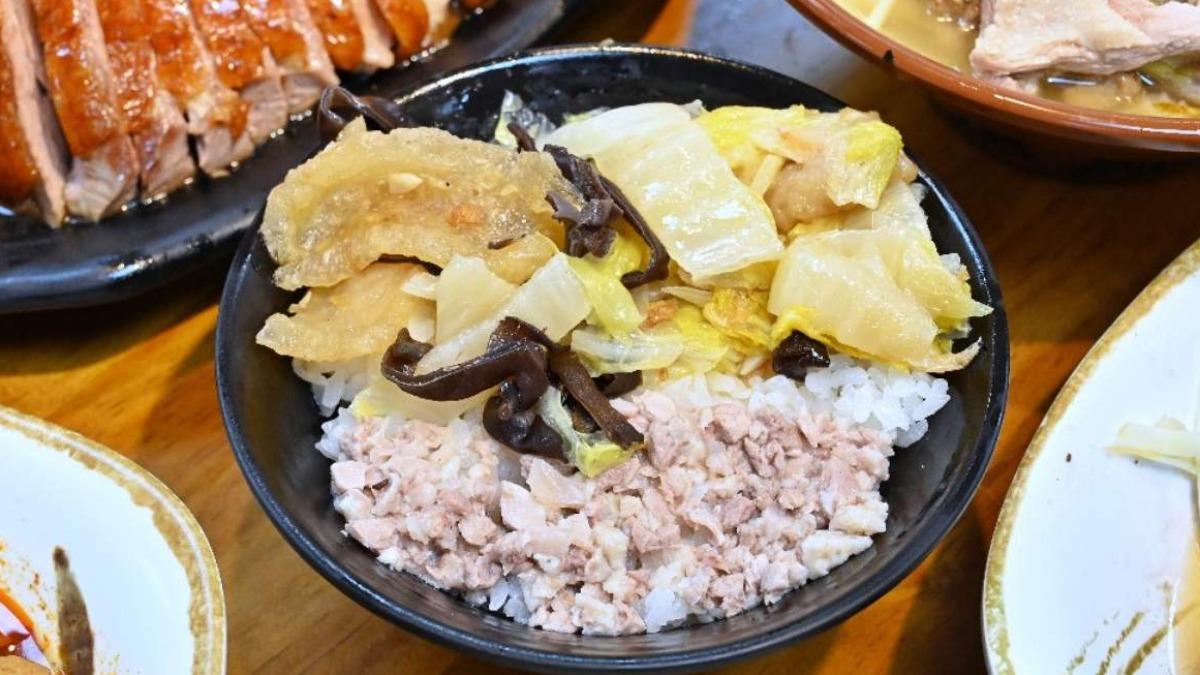 「鵝肉碎飯」（50元）搭配的小菜是白菜滷，拌在一起鹹香美味。（圖／糖糖's 享食生活提供）