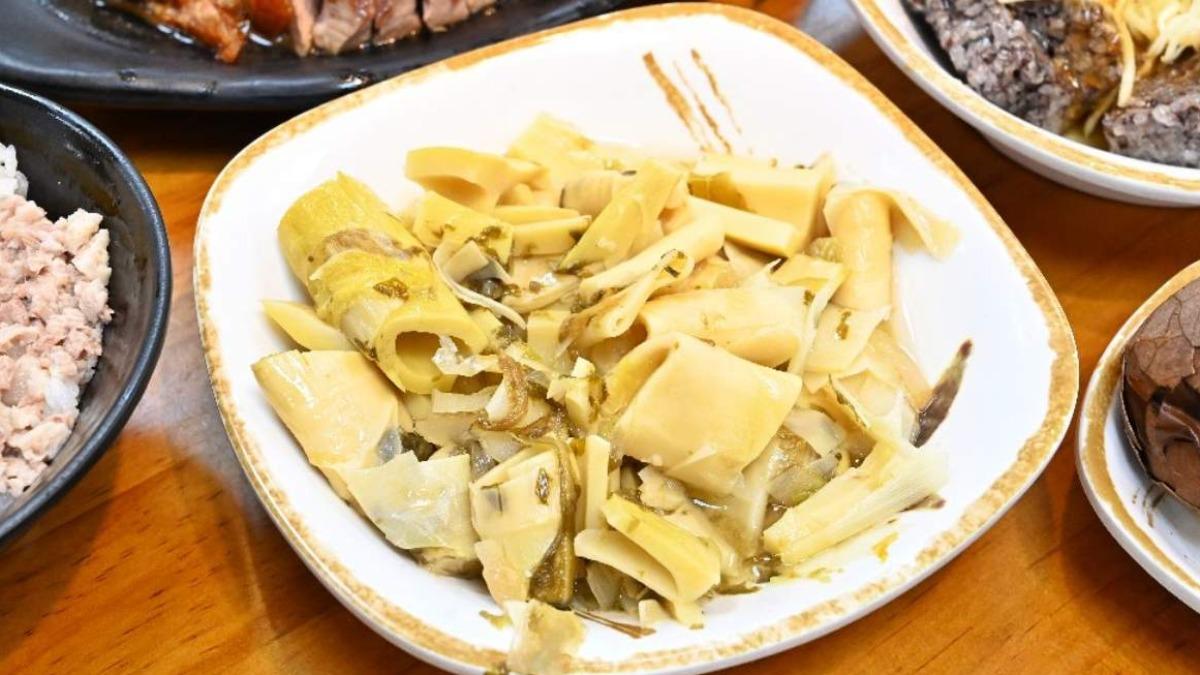 「桂竹筍」（65元，小份）採用鵝汁下去熬煮入味，口感爽脆清甜，單吃就美味，也非常下飯！（圖／糖糖's 享食生活提供）