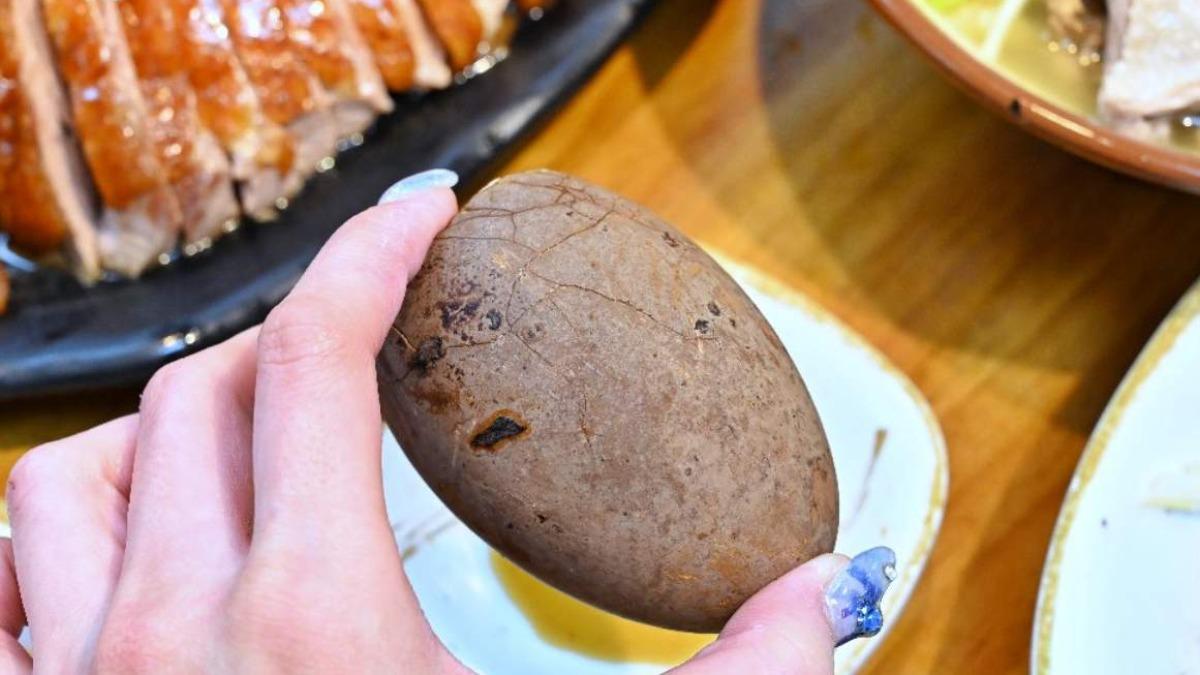 超獨特的「茶葉鵝蛋」（40元）個頭很大，堪比２顆普通茶葉蛋！（圖／糖糖's 享食生活提供）