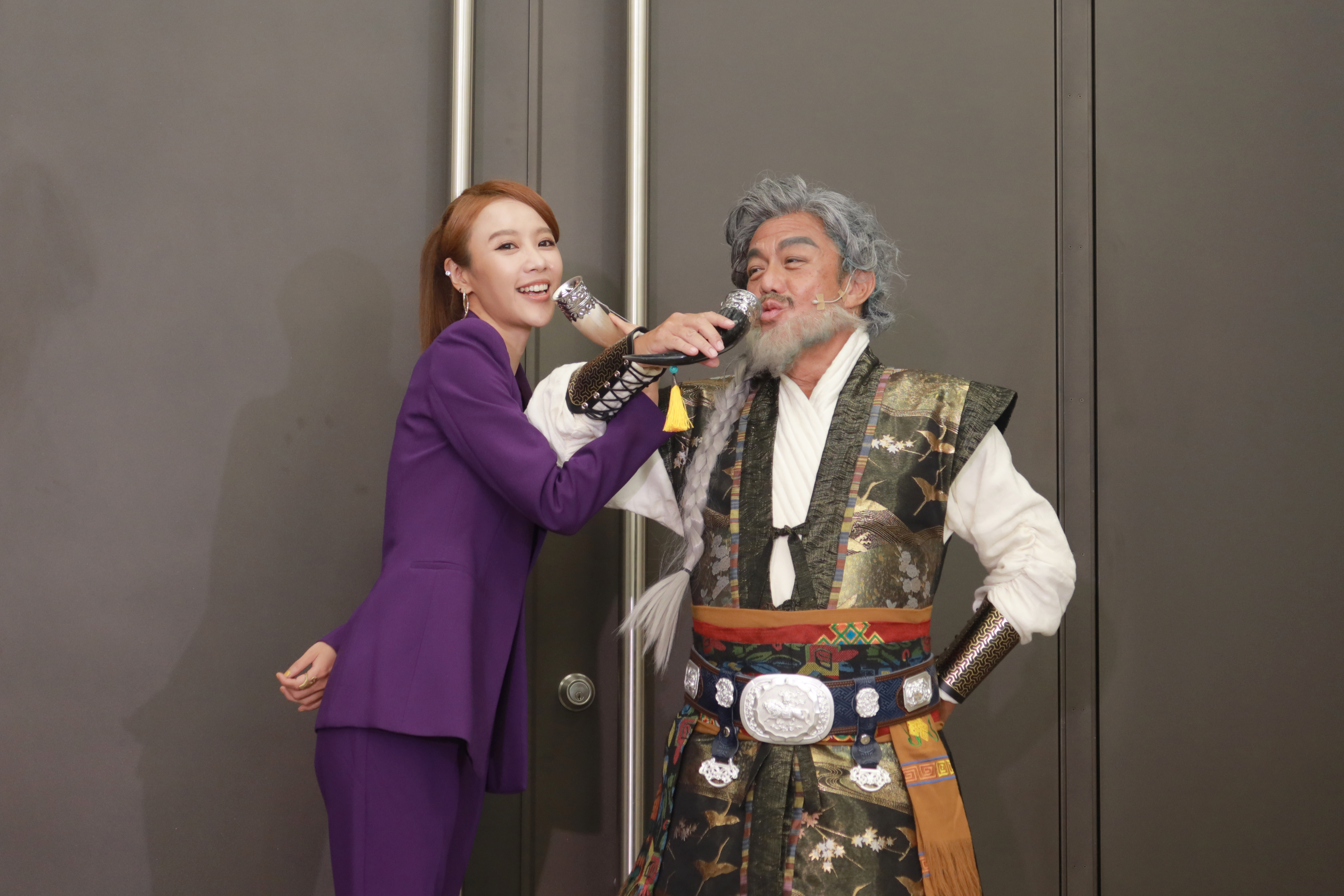 方宥心（左）、黃大煒戲裡飾演夫妻，戲外也有趣互動。（圖／全民大劇團提供）