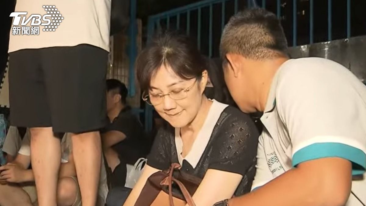 週五晚間,柯妹柯美蘭在台北看守所前靜坐。(資料圖/TVBS)