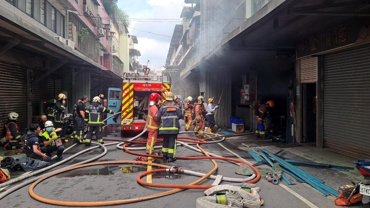 三重電鍍工廠火警 !「大量濃煙竄天」全面燃燒 3人受困獲救