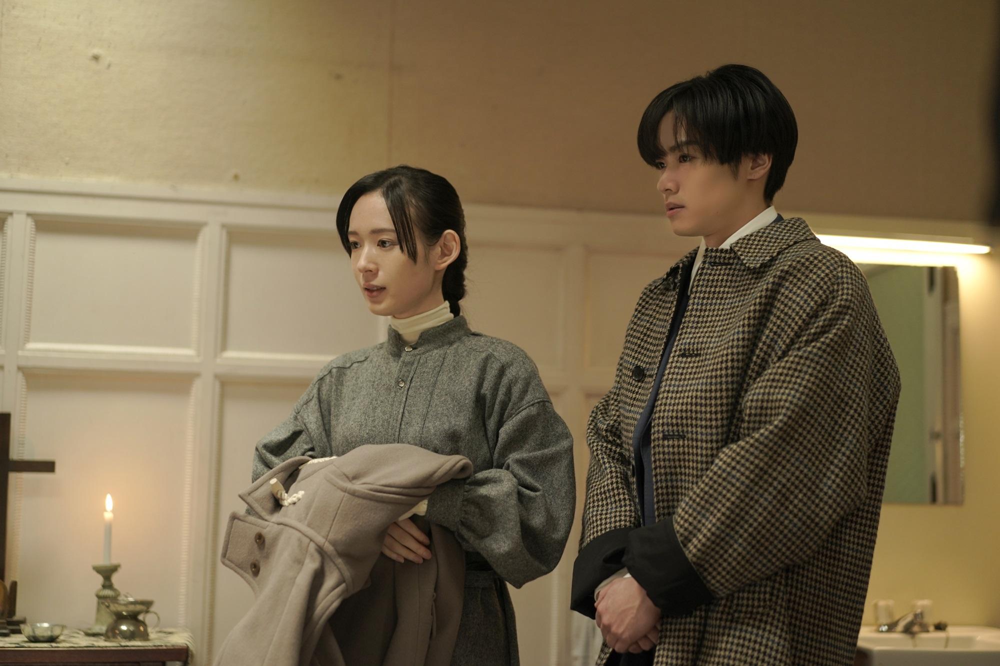 川村壱馬（右）化身一日男友，與美女老師結伴見岳母。（圖／中影提供）