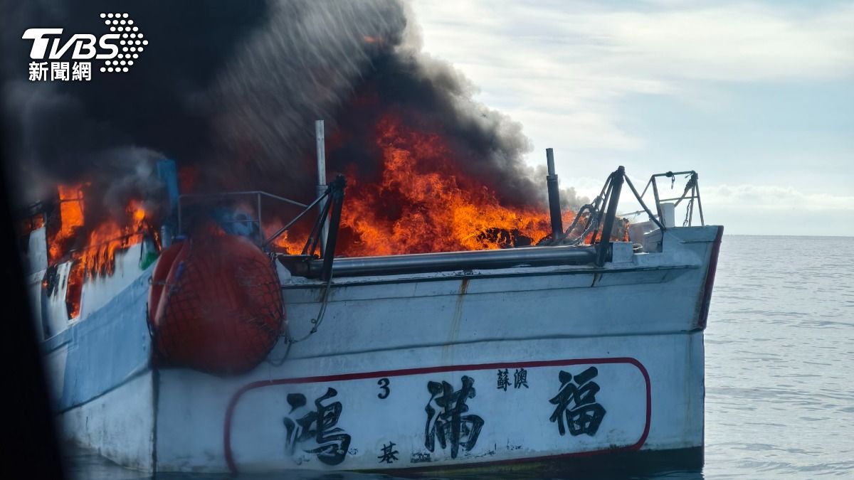 快訊/新北貢寮外海火燒船!大量濃煙直竄天際 急救13船員