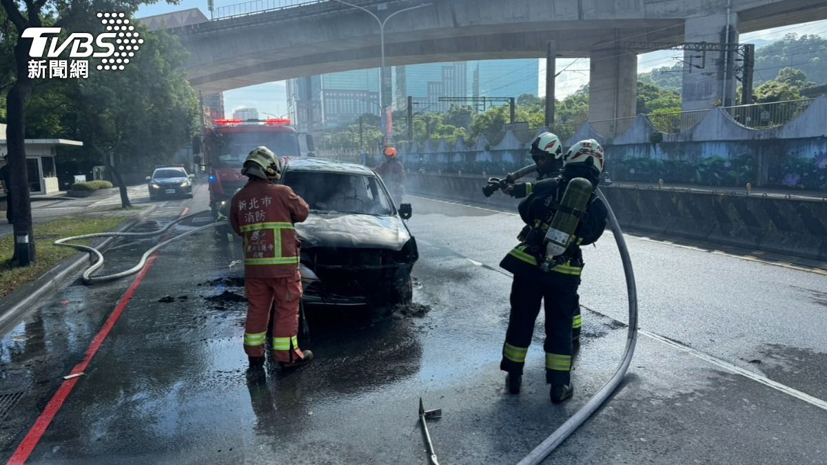 廂型車行駛中突然起火燃燒,警消到場搶救。(圖/TVBS)