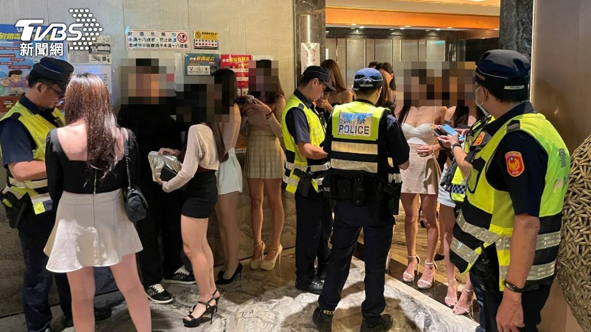 黑幫砸酒店！北市警連7天掃黑　酒店小姐「美腿站一排」受檢