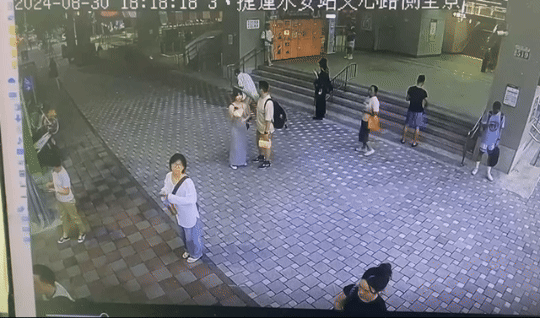 曾男臉朝下倒地不起。（圖／TVBS）