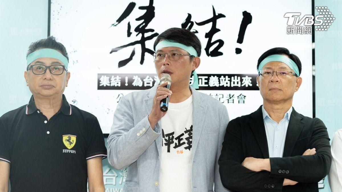 民眾黨為聲援柯文哲,今日晚間動員「小草們」集結立法院群賢樓外挺柯文哲。(圖/民眾黨提供)