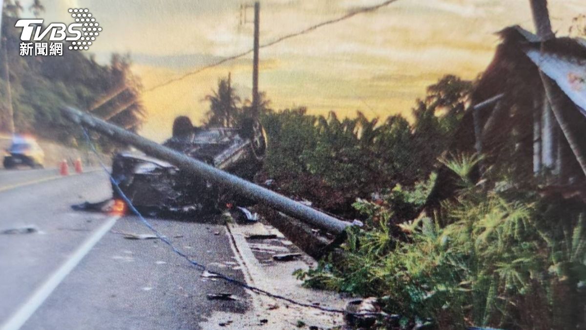 台東轎車酒駕自撞！翻覆慘遭電線杆壓住　駕駛命大無傷