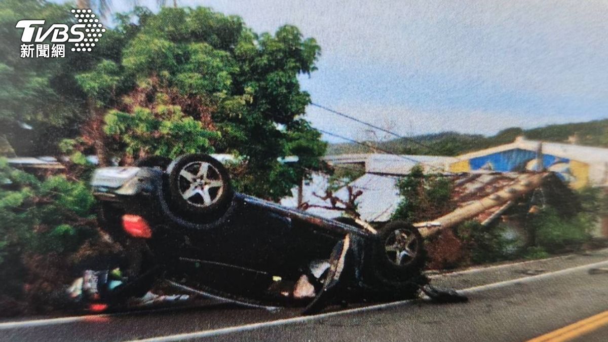 台東酒駕自撞，車子翻覆慘遭電線杆壓住。（圖／TVBS）