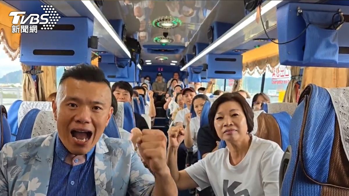 暴雨澆不熄!台中小草集結「2車載不下」 高中生帶參考書挺柯