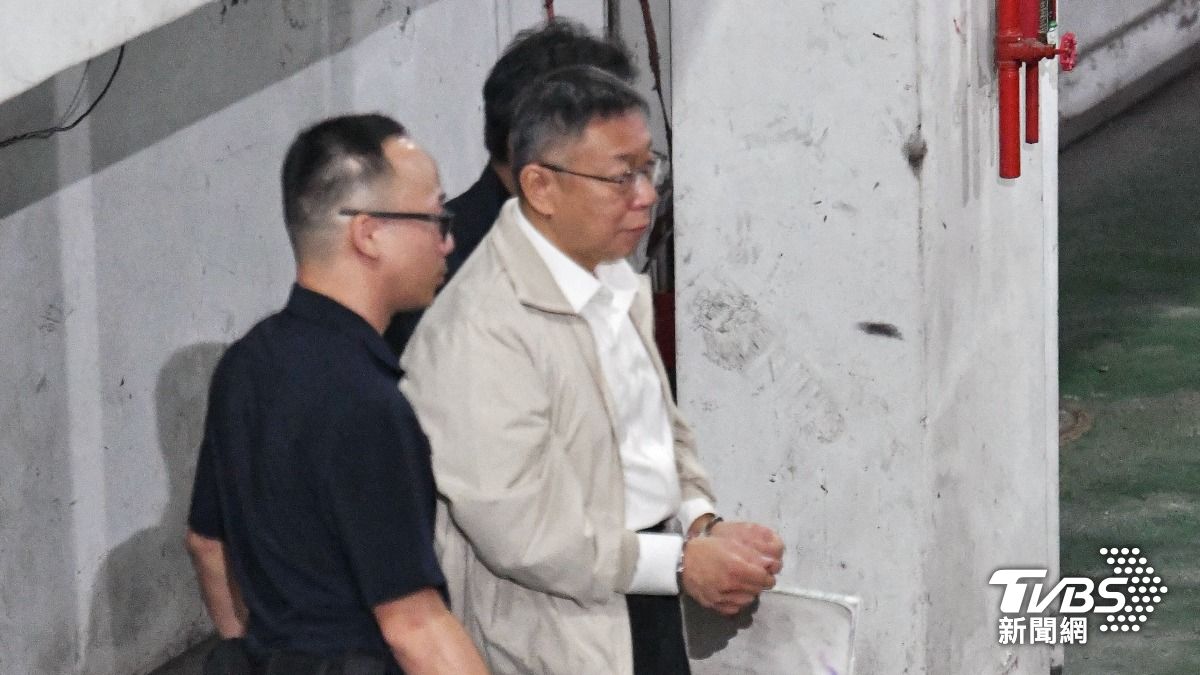 柯文哲老家遭貼「上銬照」!最強菜農揭往事 開嗆:停止惡意糟蹋