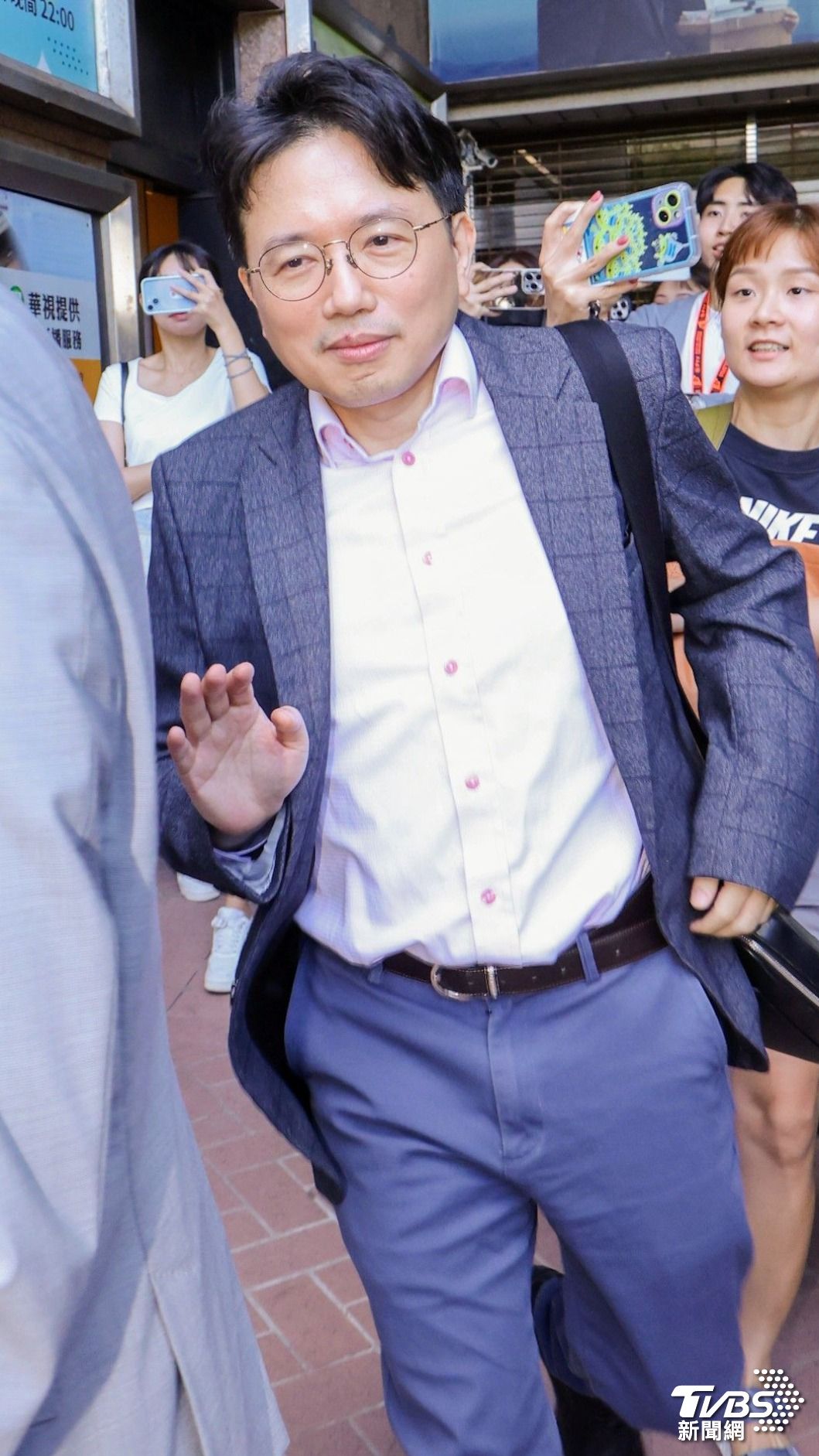 江坤俊從後門倉促離去。(圖/趙世平攝)