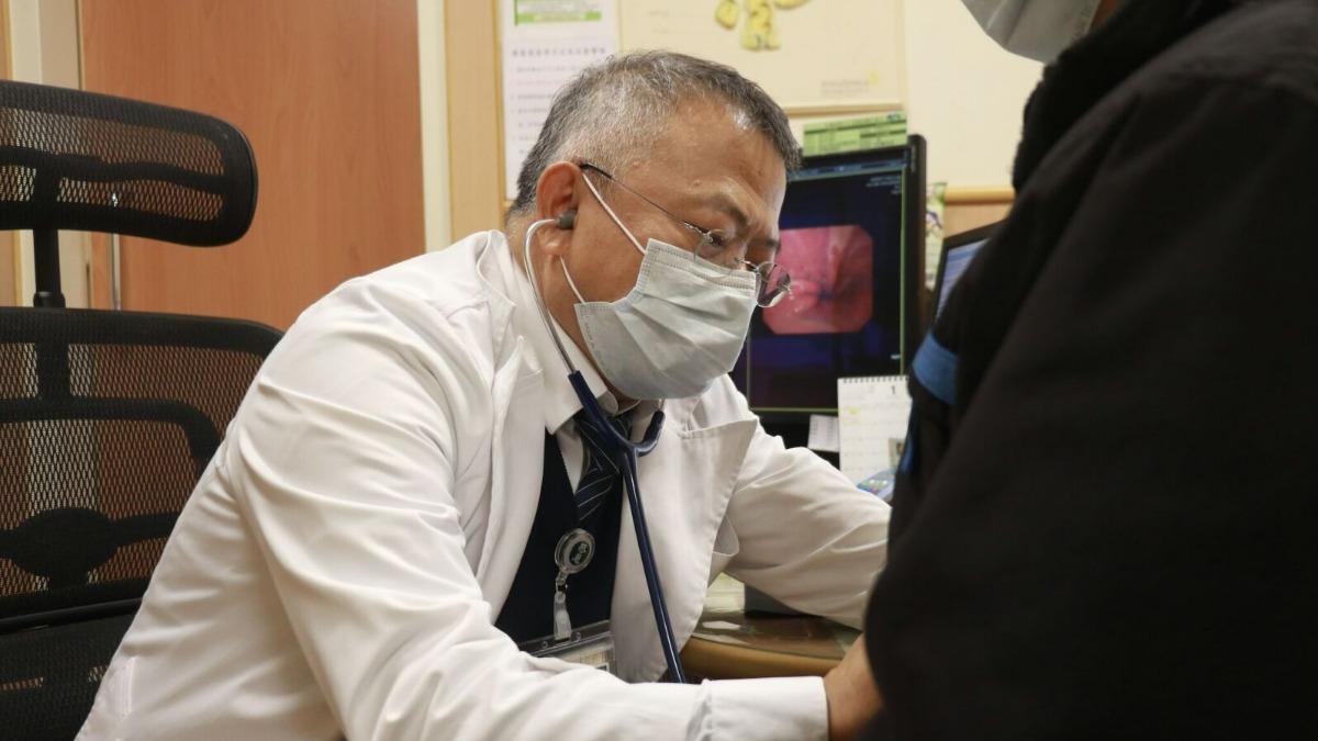 30歲壯男腹痛一整年!胃鏡檢查「腸子快穿孔」 嚴重恐癌化