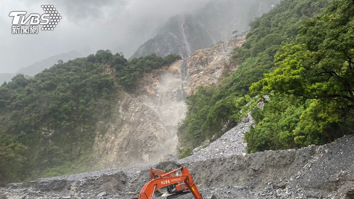 公路局進駐機具已前往搶修中。(圖/TVBS)
