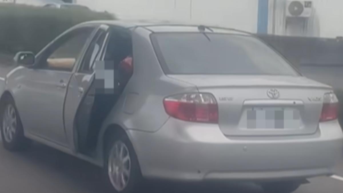 超狂畫面曝!汽車後座「硬塞機車」車門敞開搖晃行駛 路人嚇傻