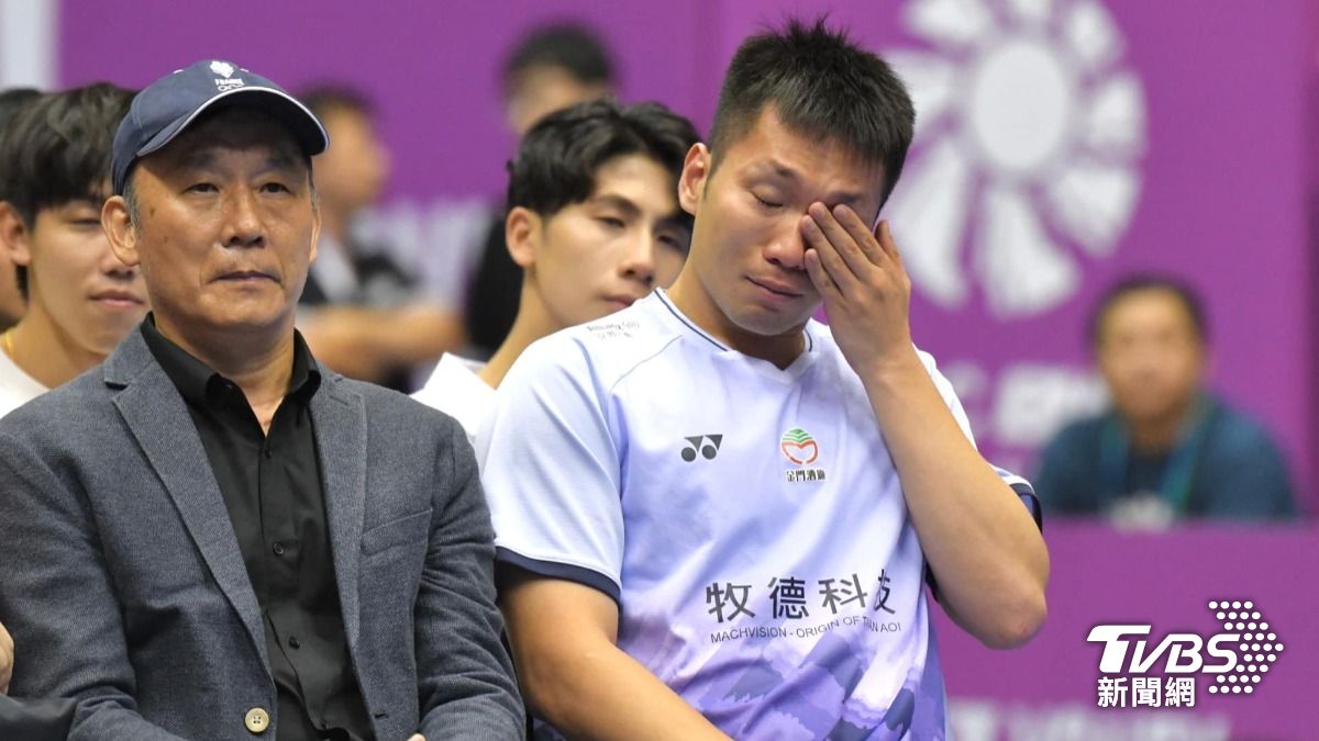 羽球選手李洋今天舉辦退役儀式，現場播放回顧影片，忍不住落淚。（圖／胡瑞麒攝）