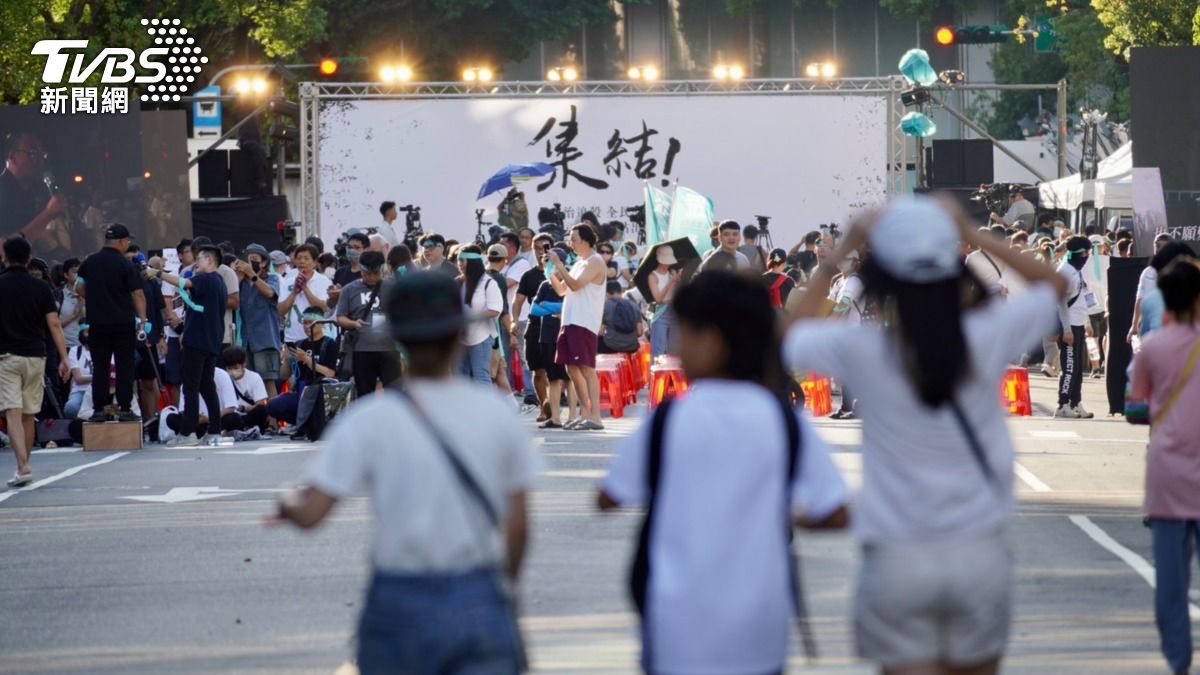 不少民眾在活動開始前1小時就到現場。(圖/區國強攝)