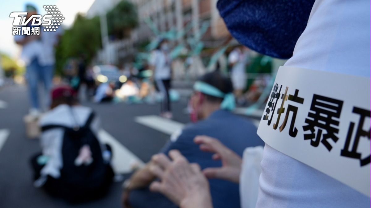 現場發放對抗暴政、司法不公、政治迫害等文宣。(圖/區國強攝)